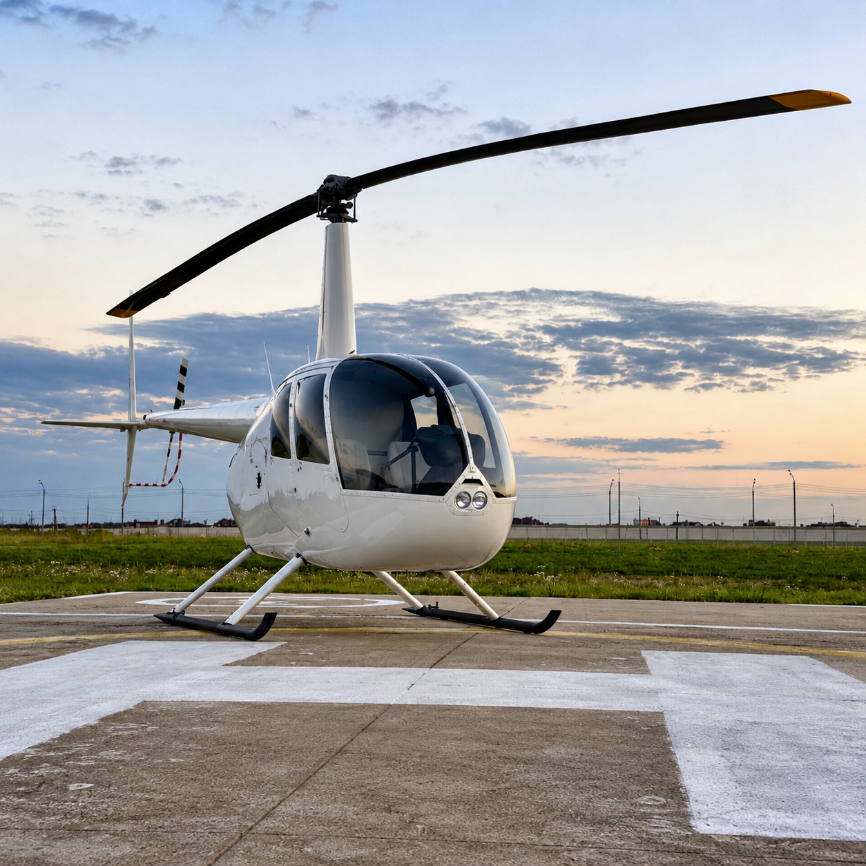 Вертолёт Robinson R44 на площадке